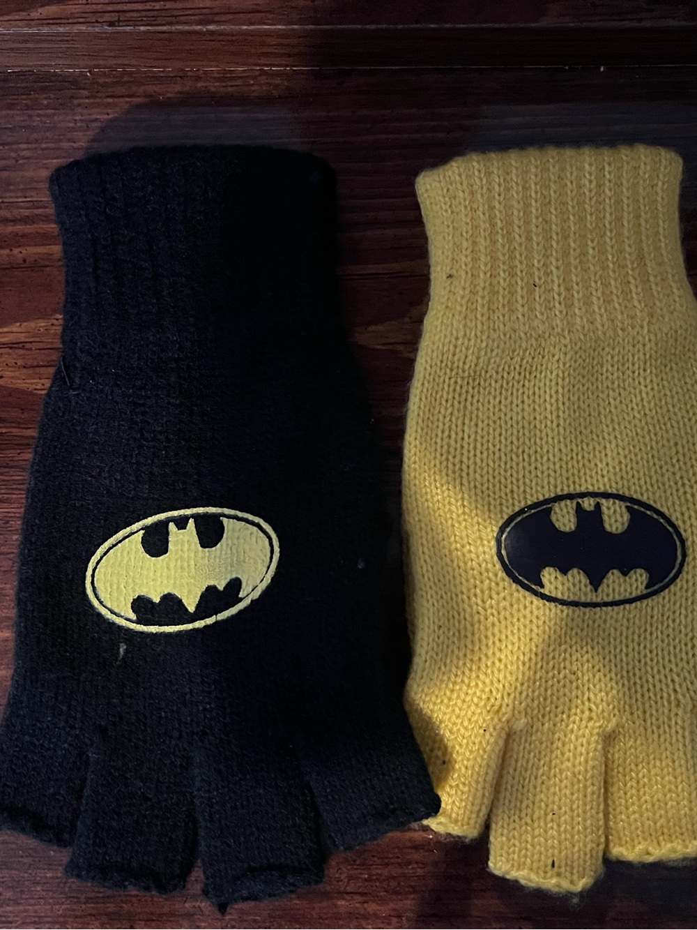 Batman Kids Fingerless Gloves - Black & Yellow
